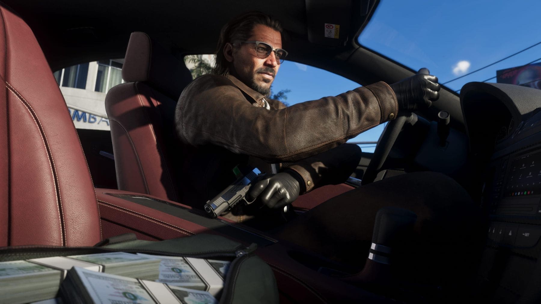 Personaje de GTA 6 conduciendo un coche con dinero y un arma en una imagen oficial de Rockstar Games.