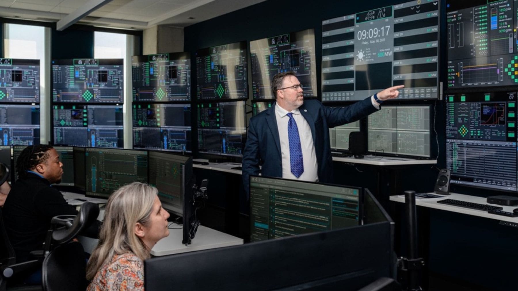 Sala de control con simulaciones de inteligencia artificial en escenarios de crisis nuclear y escalada estratégica.