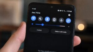 El icono N en Android no es un misterio: indica NFC activado, y ese símbolo decide pagos sin contacto, emparejamiento rápido y accesos que funcionan con un toque