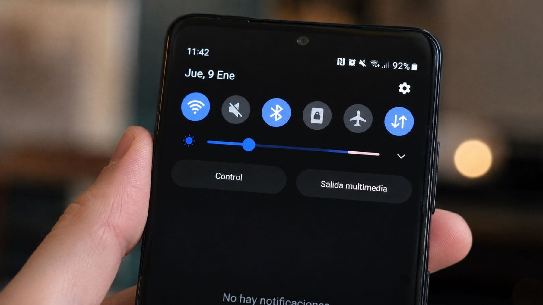 Icono NFC activado en un móvil Android mostrado en la barra superior del teléfono.