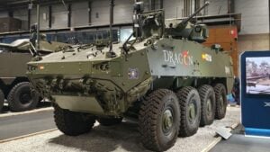 Indra prevé entregar 100 blindados 8×8 al año al Ministerio de Defensa, un ritmo industrial que intenta convertir un programa largo en producción sostenida y calendario creíble
