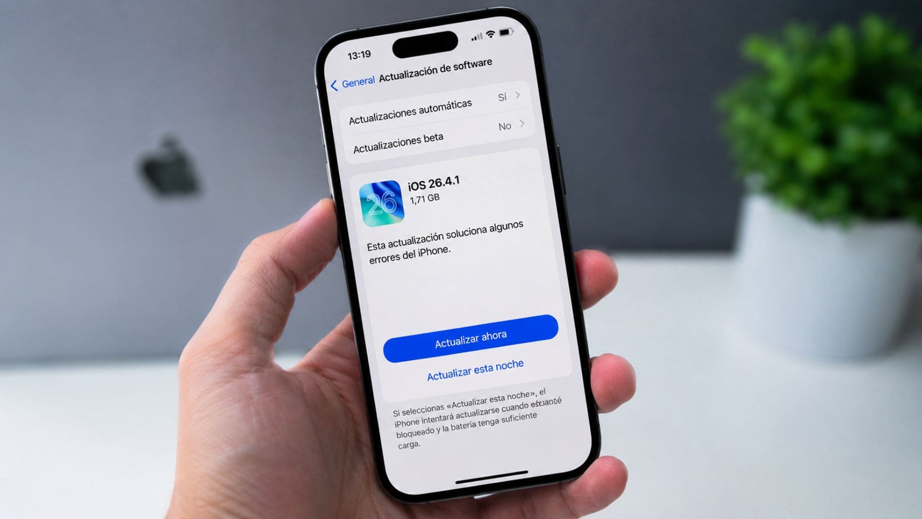 iPhone instalando la actualización oficial iOS 26.4.1 de Apple con correcciones de errores e iCloud.