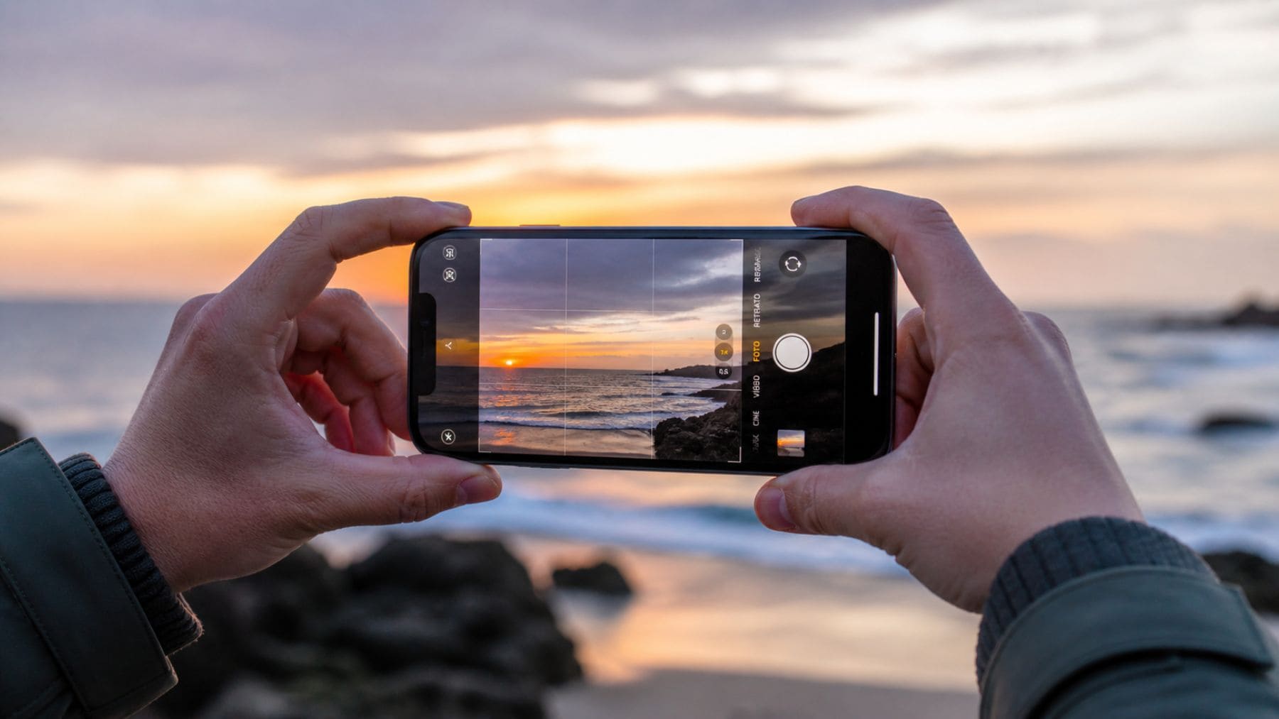Persona usando la cámara de un iPhone para hacer una foto profesional al atardecer con ajustes avanzados.