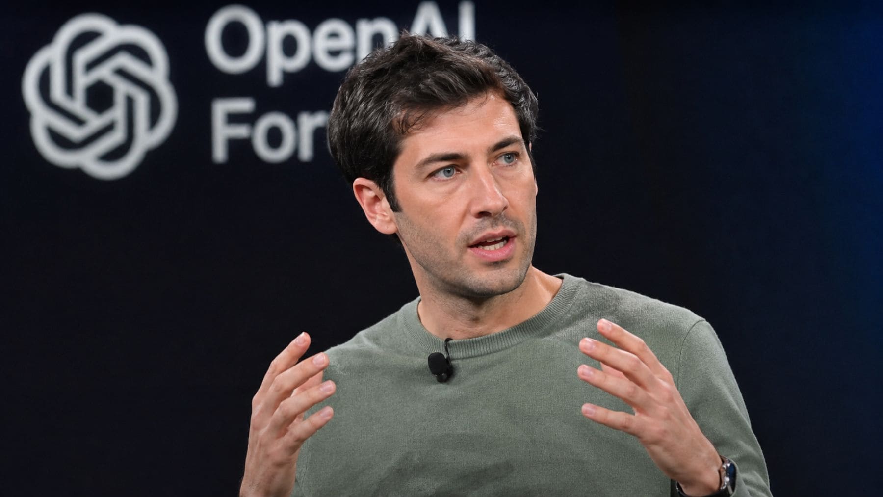 Kevin Weil durante una charla de OpenAI sobre inteligencia artificial y programación competitiva.