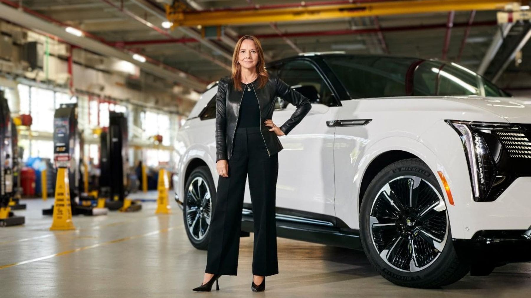 Mary Barra junto a un Cadillac eléctrico de General Motors durante la crisis del coche eléctrico en Detroit.