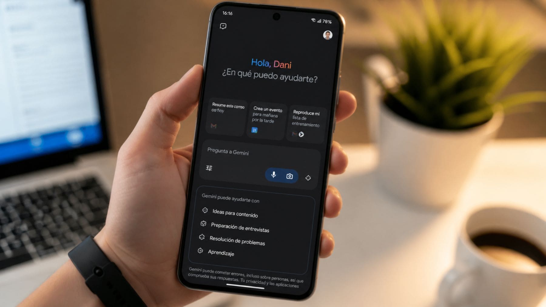 Móvil Android con Gemini como asistente de inteligencia artificial frente a ChatGPT y Claude.