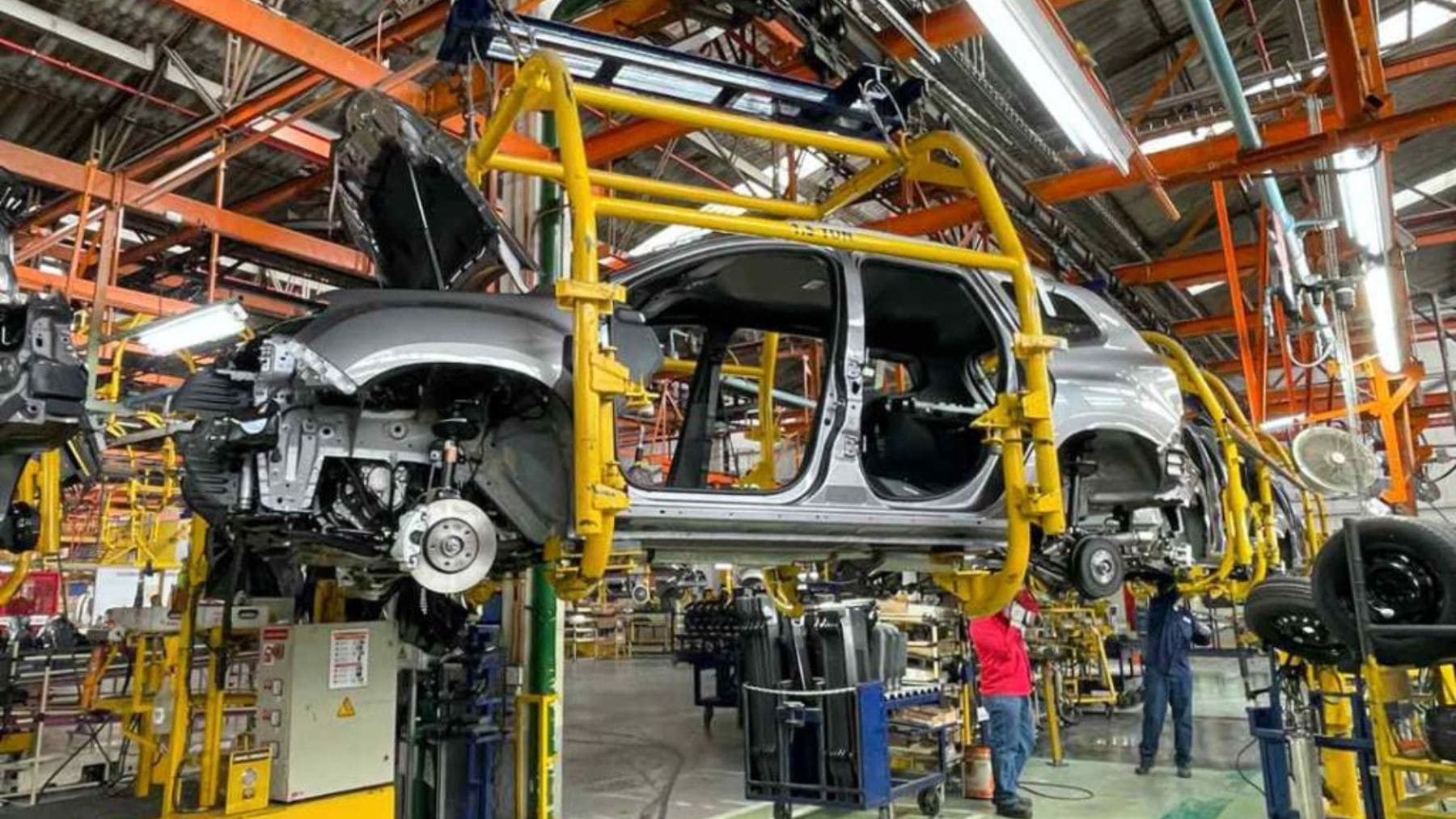 Producción de automóviles en una fábrica de México durante la caída del sector automotriz en 2025.