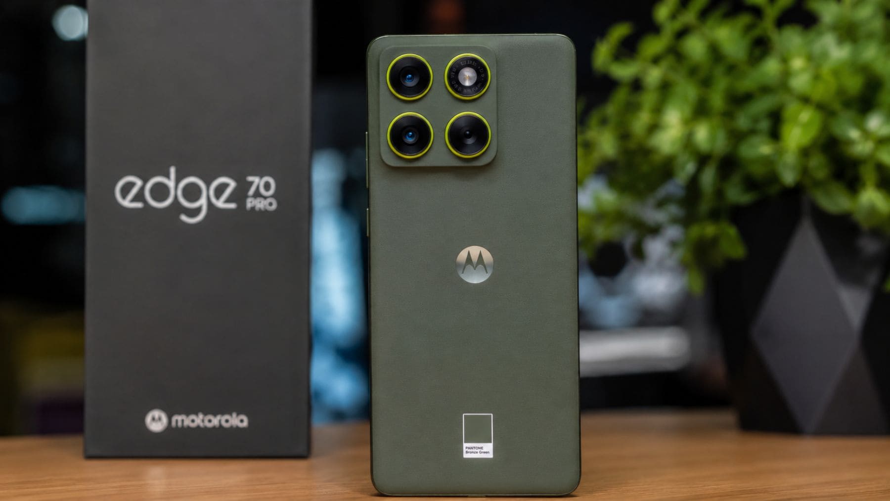 Motorola Edge 70 Pro en color verde con diseño premium y cámaras traseras de 50 megapíxeles