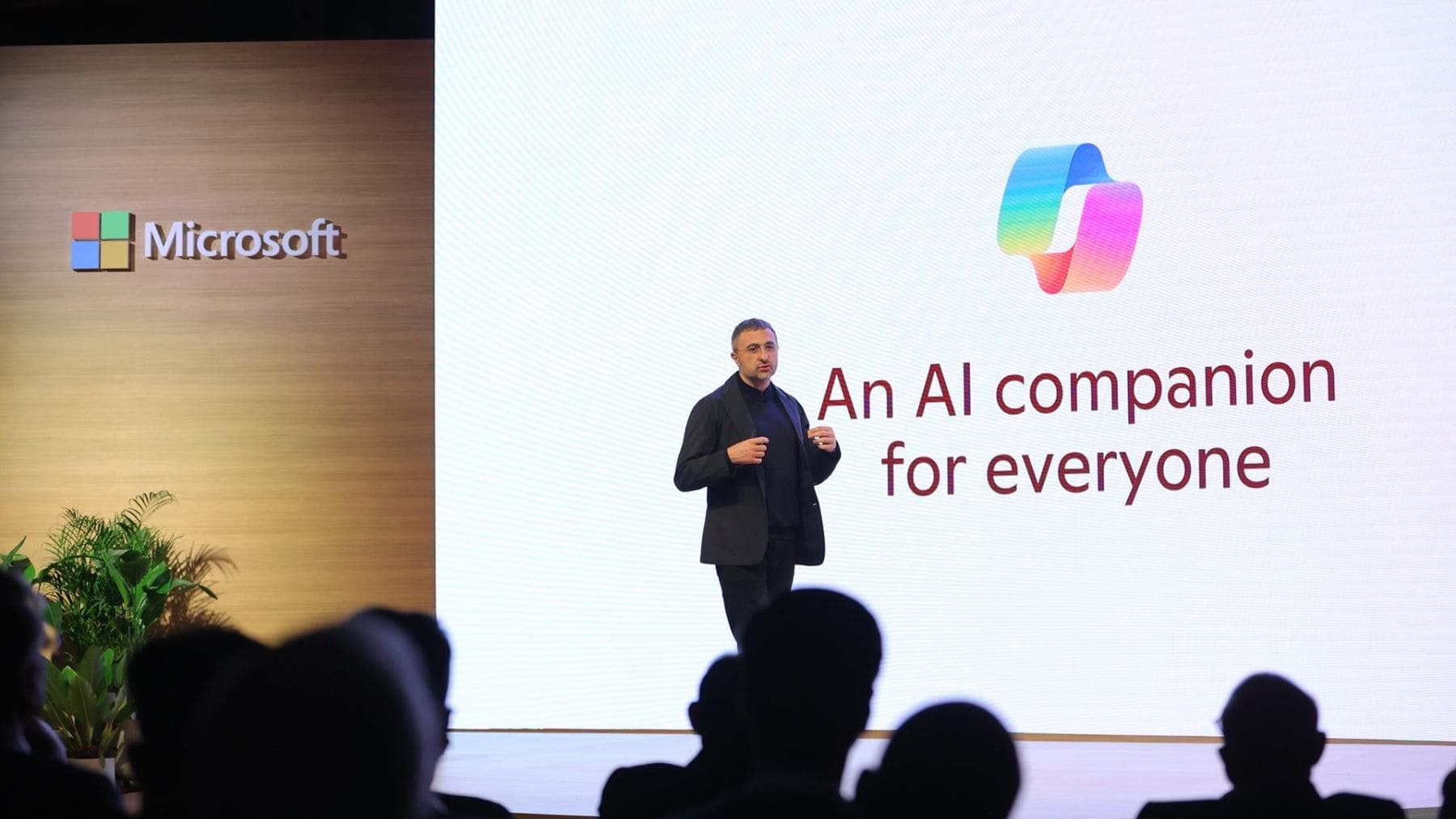 Mustafa Suleyman presenta la estrategia de IA de Microsoft y la automatización de tareas de oficina.