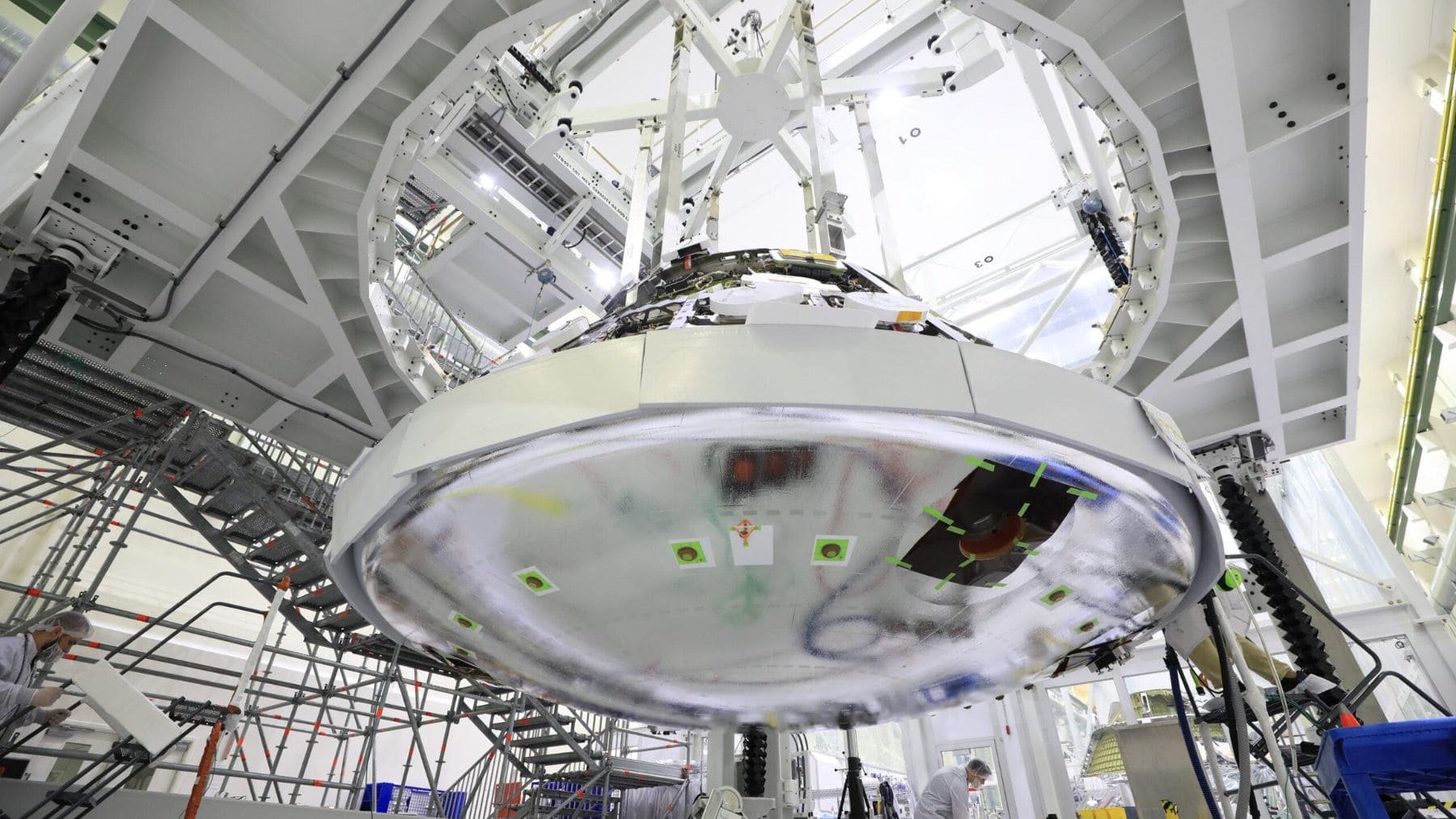 Parte inferior de la cápsula Orion de la NASA durante la revisión de su escudo térmico tras Artemis II.