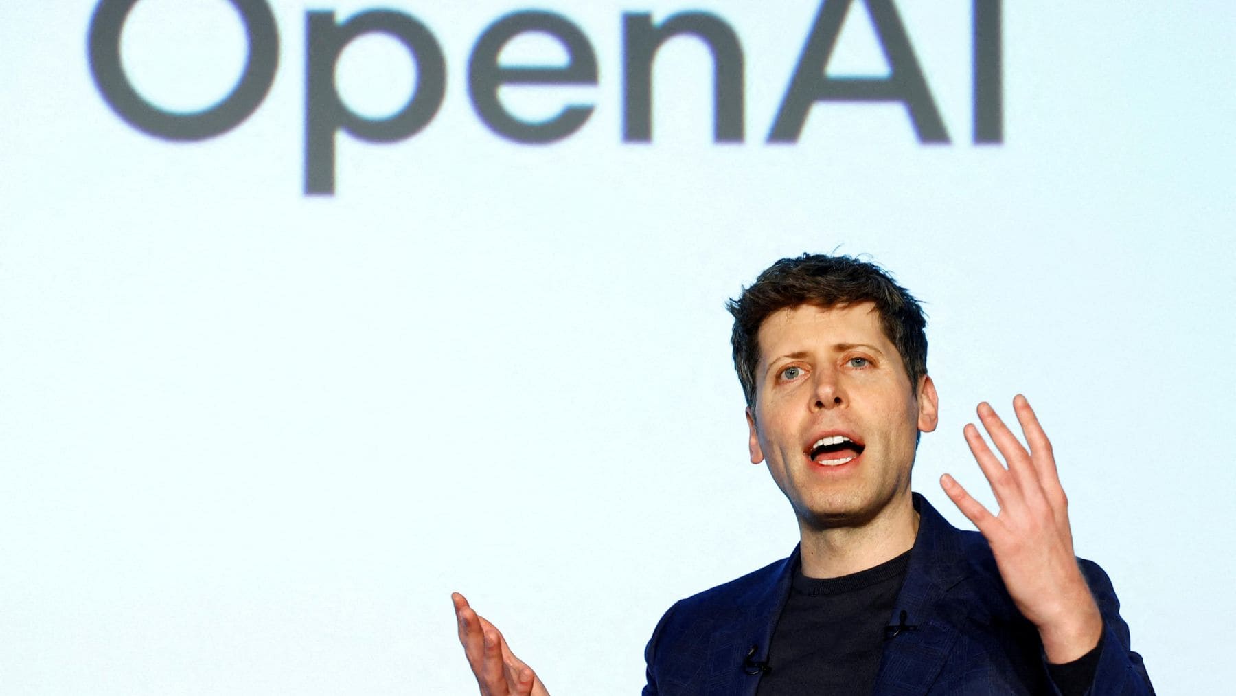 Sam Altman durante una presentación de OpenAI en plena preocupación por la caída de suscriptores de ChatGPT Plus.