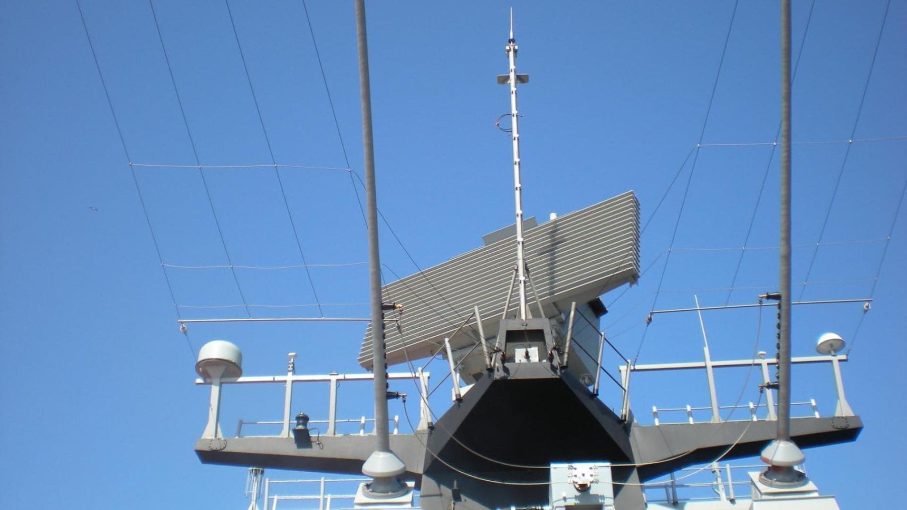 Radar naval AESA en buque militar, tecnología similar al radar 4D de Indra del proyecto europeo SHIMBAD.