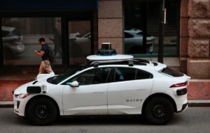 La era de los robotaxis ya tiene cifra: se esperan 15 millones de recorridos en 2026, y el cambio real será quién controla el software, el seguro y los datos del viaje