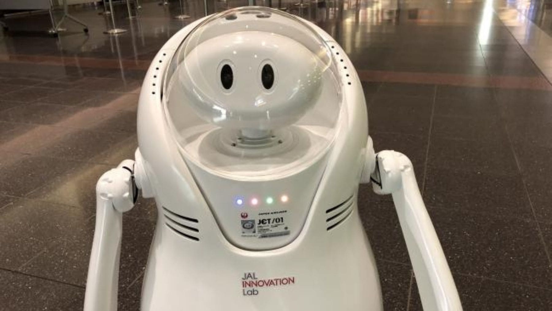 Robot humanoide de Japan Airlines en el aeropuerto de Haneda durante pruebas de automatización aeroportuaria.