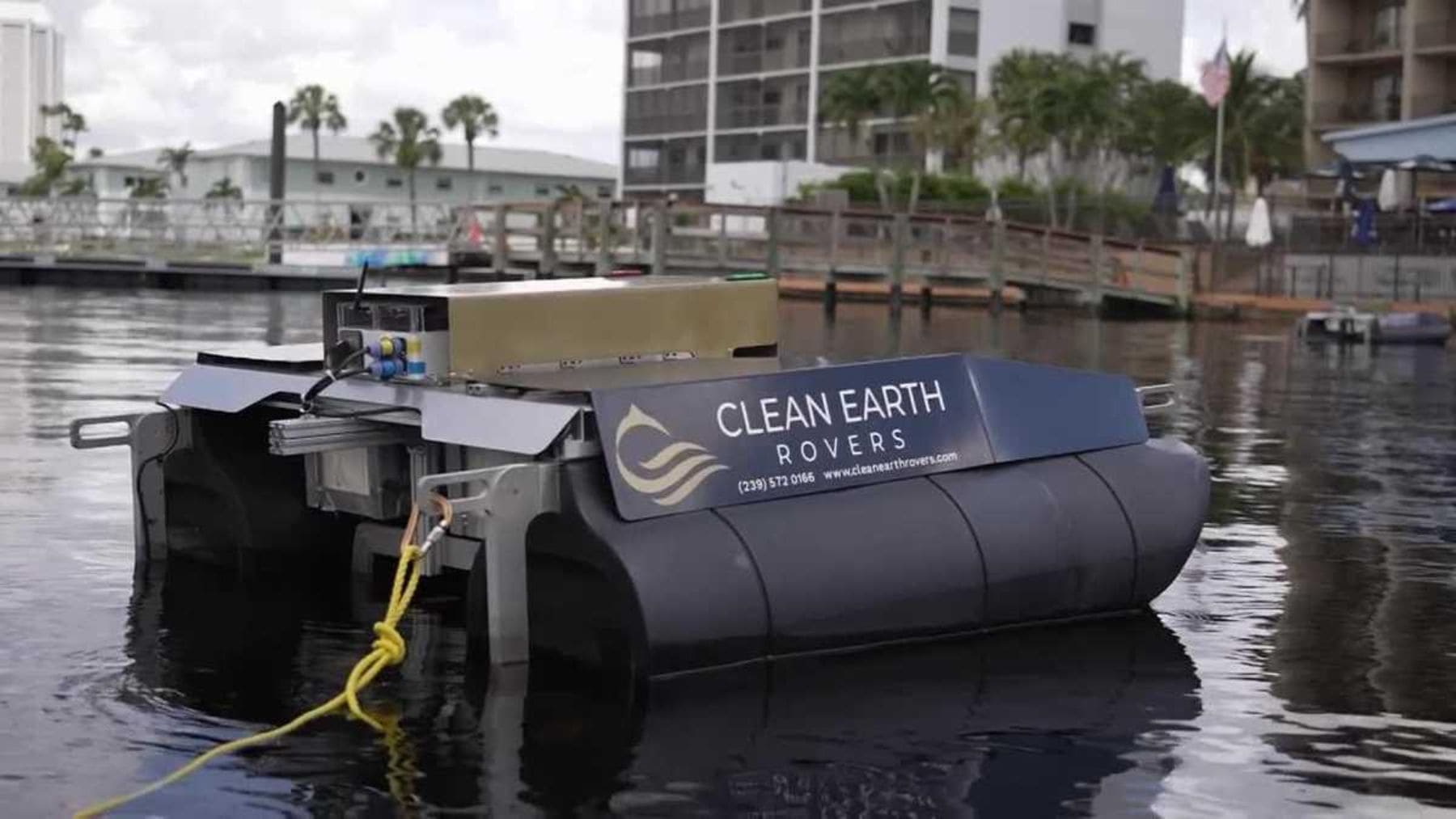 Robot acuático de Clean Earth Rovers recogiendo basura flotante en el puerto de Los Ángeles.