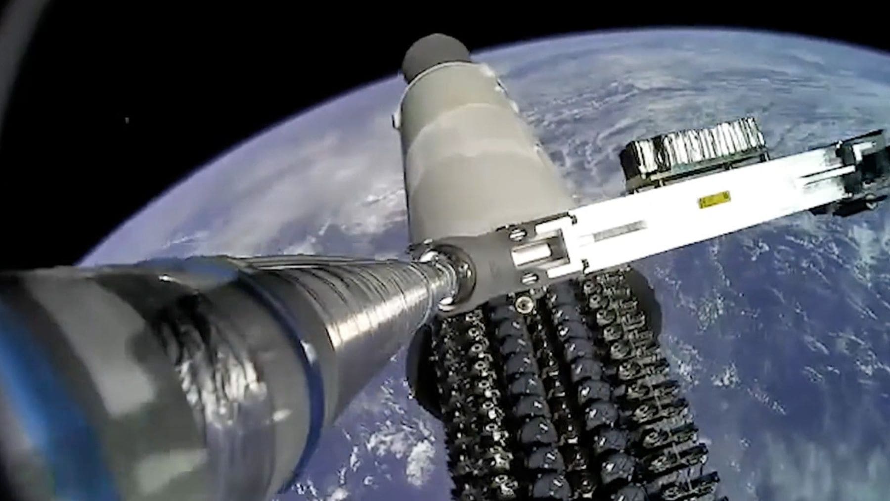 Satélites Starlink de SpaceX desplegados en órbita baja terrestre durante una misión Falcon 9.