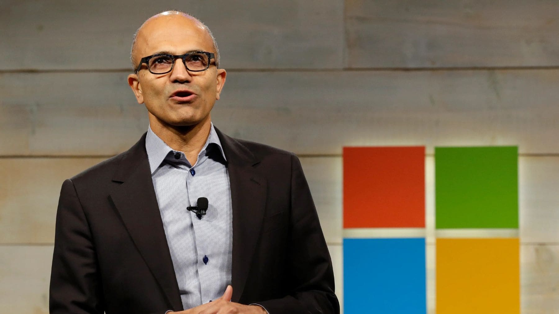 Satya Nadella durante una presentación de Microsoft sobre inteligencia artificial y servicios en la nube.