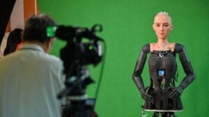 Un robot humanoide con un vestido dorado actuó con la Orquesta Sinfónica de la Universidad Bautista de Hong Kong, y el verdadero titular fue la propia frase de Sophia al público de que su «conexión» es artificial, no producto de la experiencia