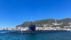 Un submarino nuclear de EE. UU. emerge en el Estrecho y el USS Alaska para en Gibraltar, una escena breve que explica cómo se mantiene la disuasión en rutas críticas