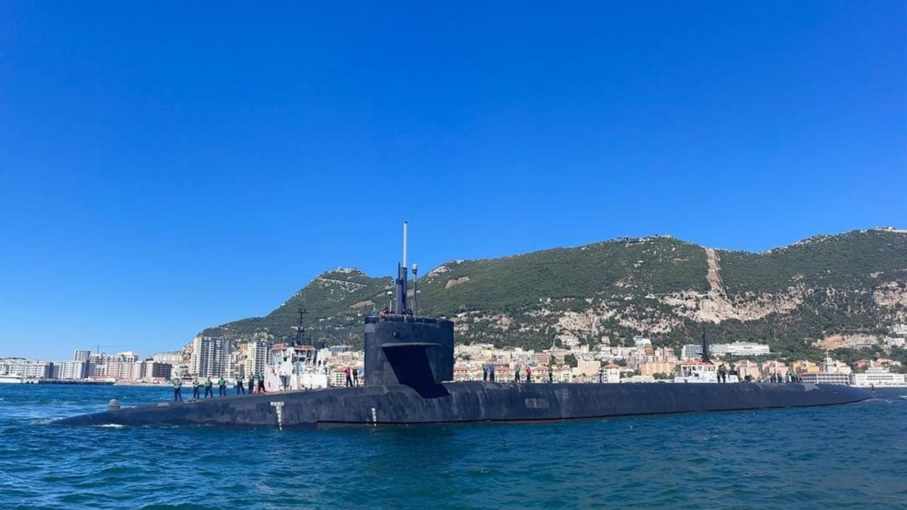 Submarino nuclear USS Alaska de la Marina de Estados Unidos entrando en la base naval de Gibraltar.