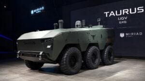 España presenta Taurus, un blindado 6×6 no tripulado operado con IA, y la apuesta no es solo blindaje: es quitar personas de misiones donde el riesgo manda