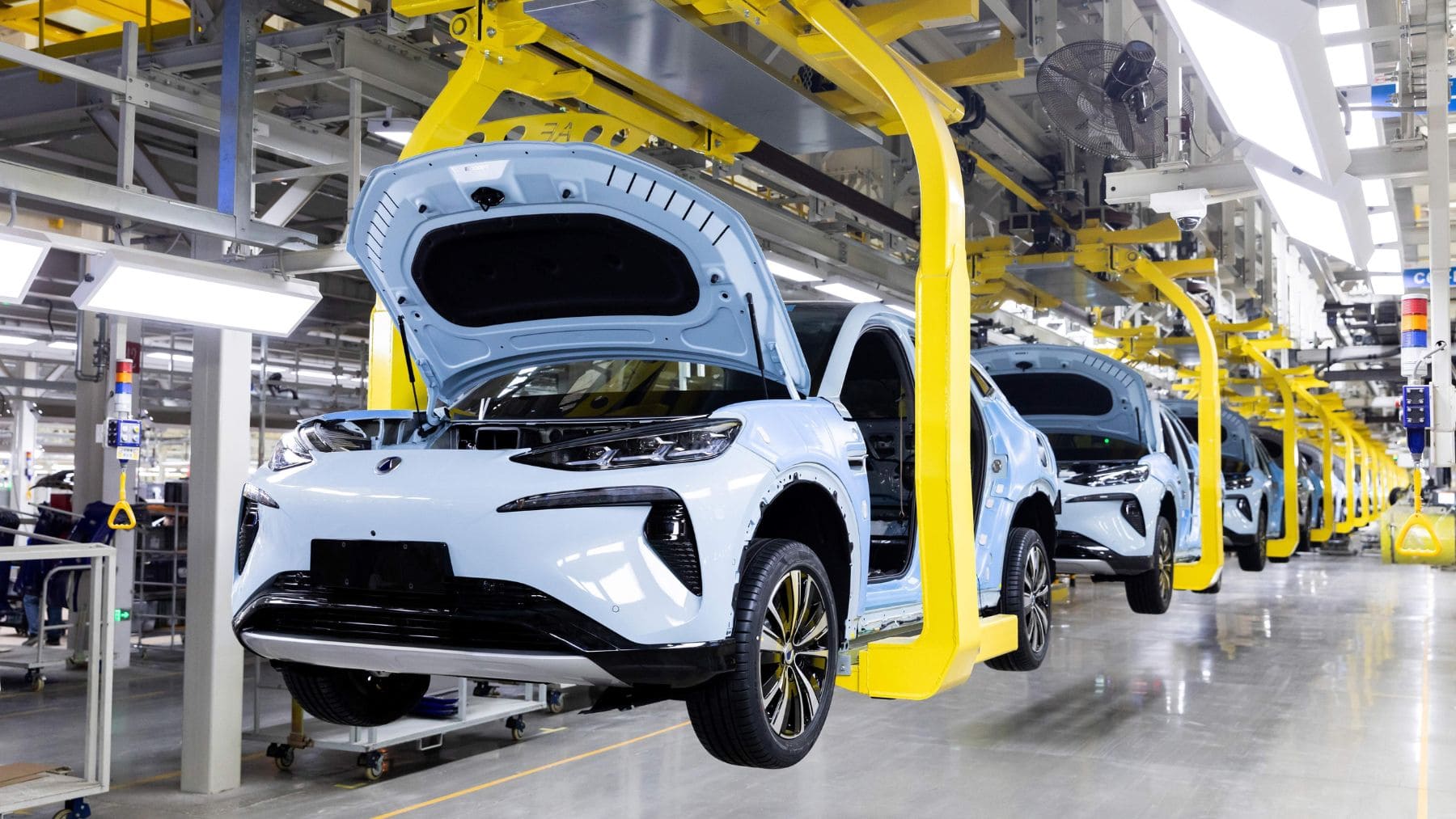 Fábrica automatizada de coches eléctricos chinos mientras Toyota, Honda y Ford alertan del avance de China