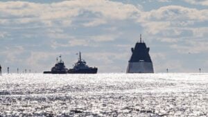 La US Navy saca a mar su “acorazado” furtivo de 8.000 millones con nuevos canisters de armas hipersónicas Mach 5, y el mensaje es que la disuasión del futuro va a velocidad