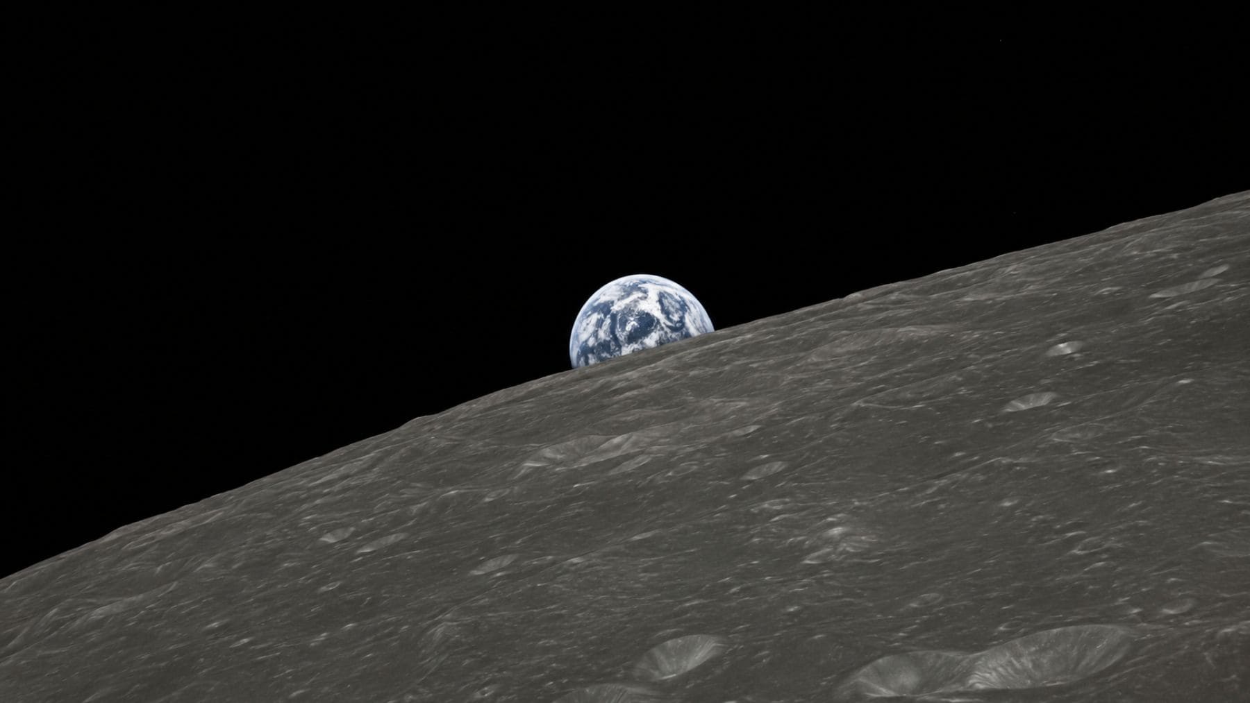 La Tierra ocultándose tras la Luna durante Artemis II grabada con un iPhone 17 Pro Max.