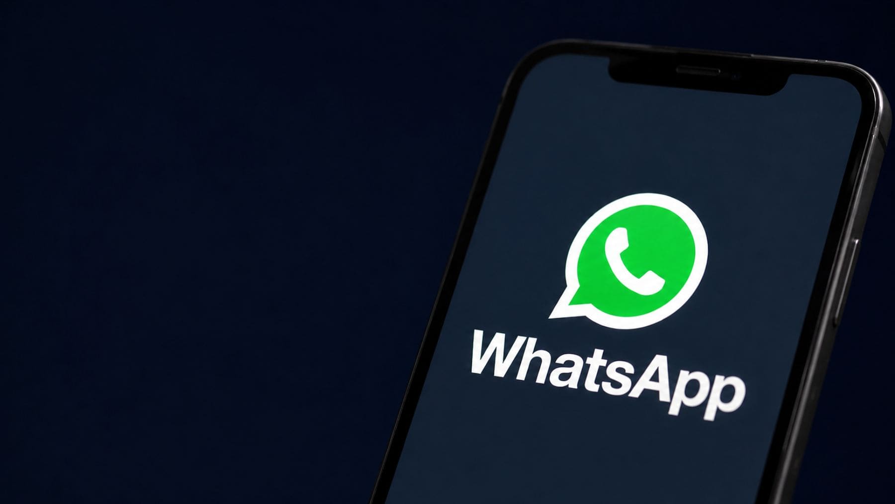 Aplicación de WhatsApp en un smartphone durante el debate europeo sobre privacidad y soberanía digital.