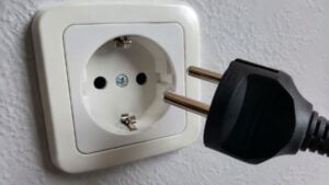 Los agujeros en las clavijas de los enchufes tienen función vital de seguridad, y su diseño evita desconexiones accidentales y reduce riesgo de incendios según normas NEMA