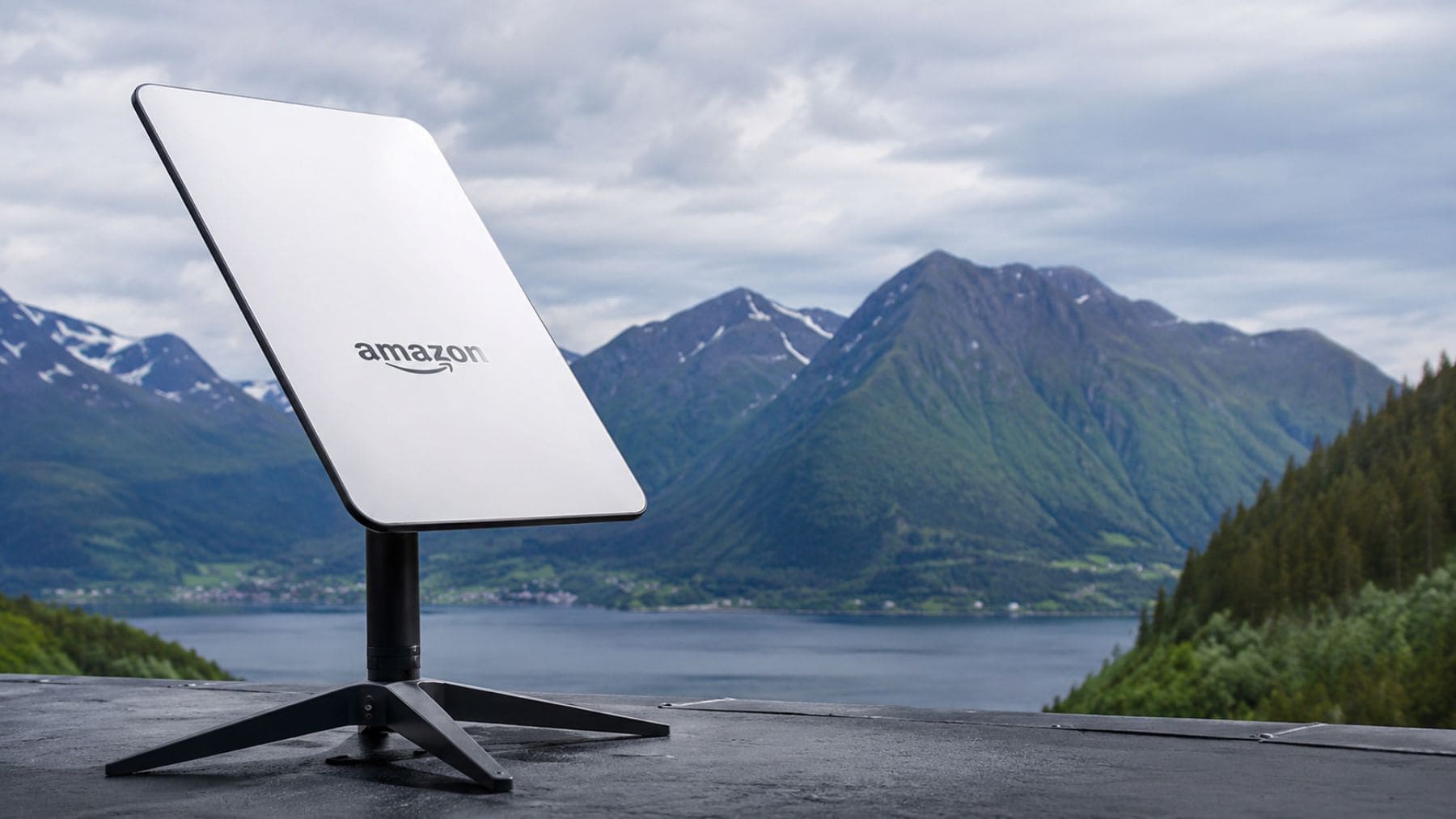 Antena de Amazon Leo para internet por satélite instalada en una vivienda rural con cobertura de banda ancha desde el espacio.