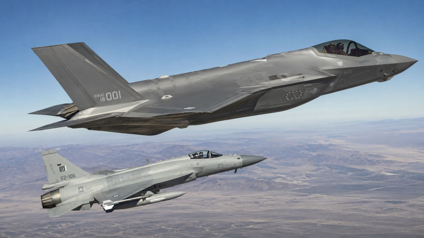 Dos cazas de combate vuelan en formación durante una imagen que ilustra el plan de Arabia Saudí para reforzar su fuerza aérea con F-35 y JF-17.
