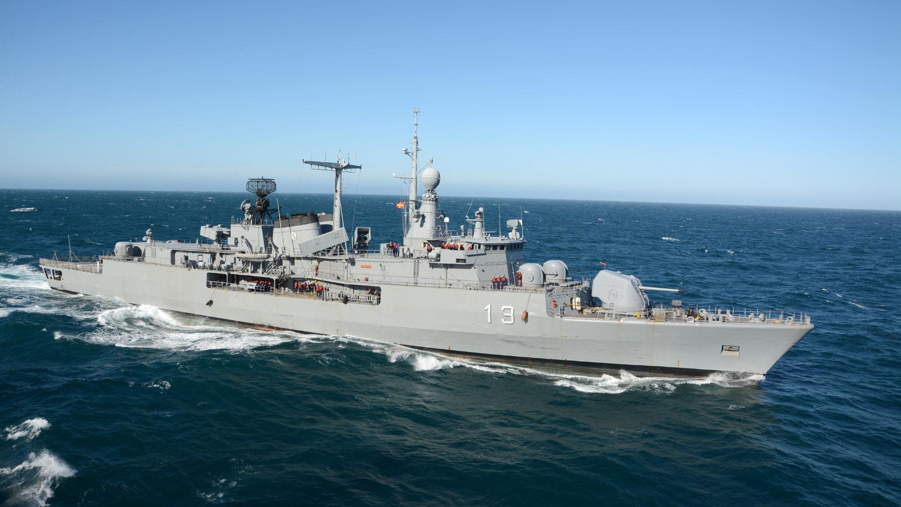 Destructor ARA Sarandí de la Armada Argentina navegando durante operaciones en el mar tras su programa de modernización.