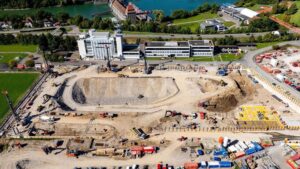 Suiza ha excavado un hueco del tamaño de dos campos de fútbol para una batería subterránea gigantesca, y el detalle que lo cambia todo es que puede soltar 1,2 GW en milisegundos para estabilizar la red
