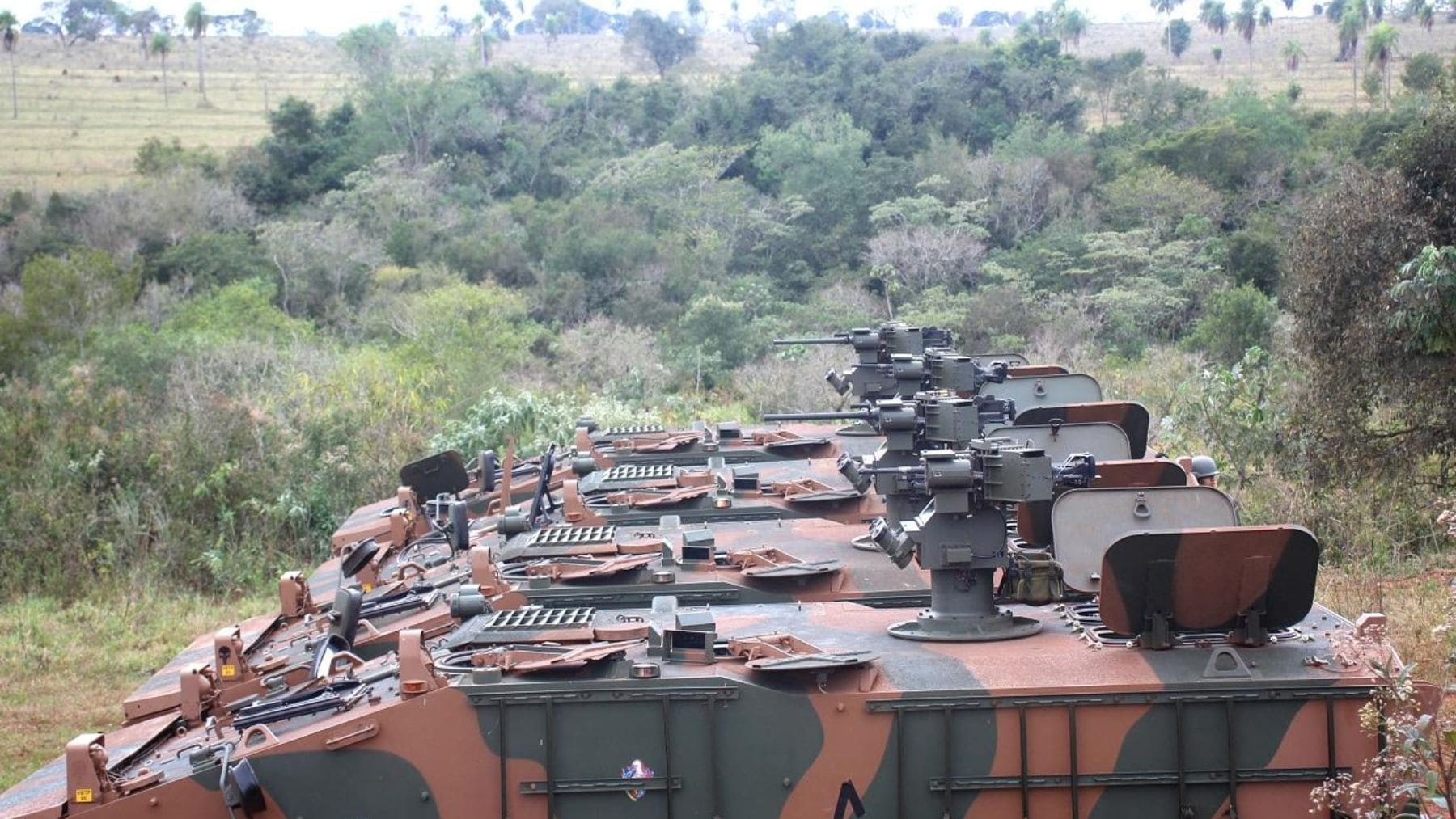 Blindados VBTP-MR Guaraní del Ejército de Brasil con seis ruedas y capacidad anfibia durante una operación militar