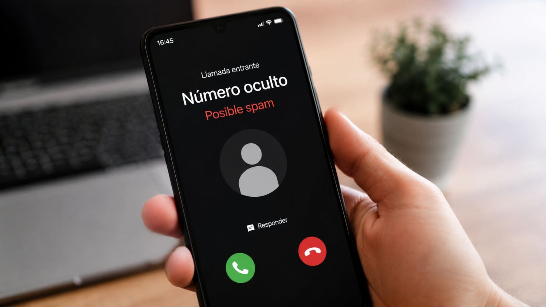 Teléfono móvil mostrando una llamada de posible spam mientras una persona sostiene el dispositivo.