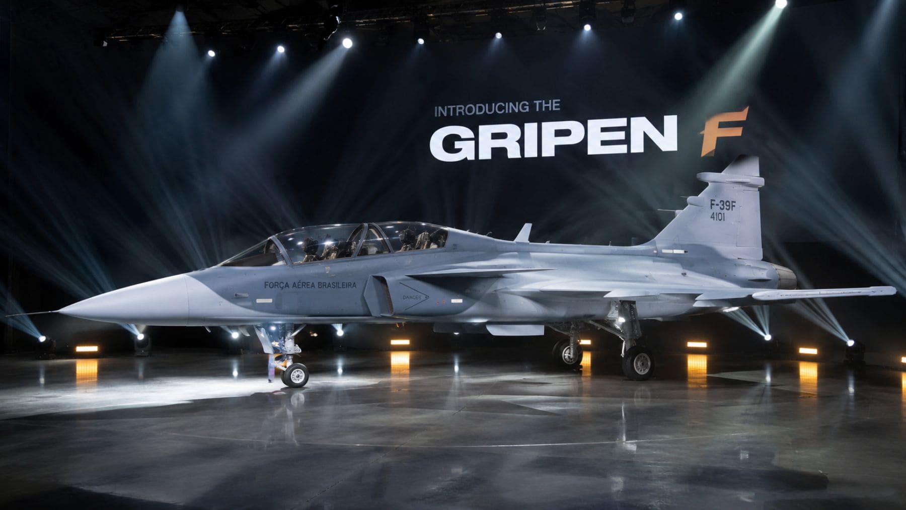 Primer Saab Gripen F biplaza presentado en Suecia durante su lanzamiento oficial para la Fuerza Aérea Brasileña.