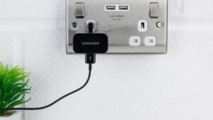 Conectar primero el móvil o el cargador parece una tontería, hasta que aparece este dato, el orden puede reducir microdaños eléctricos que se acumulan con el tiempo
