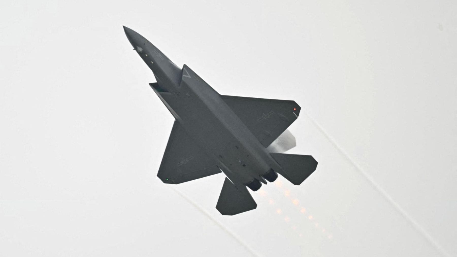 Caza furtivo chino Shenyang J-35 durante una exhibición aérea, el avión de quinta generación que Pakistán quiere incorporar como alternativa al F-35.