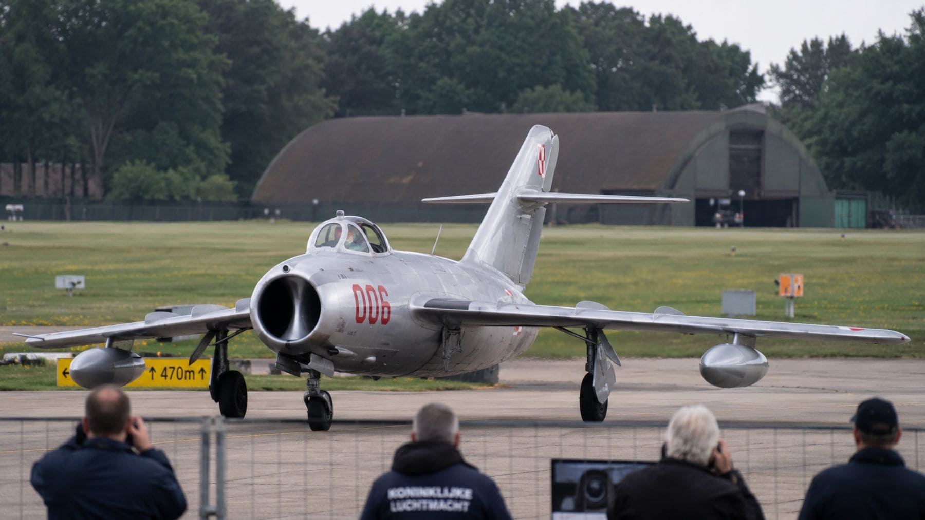MiG-17 soviético aterrizando en la base aérea de Gilze-Rijen en Países Bajos durante una escala rumbo a Reino Unido.