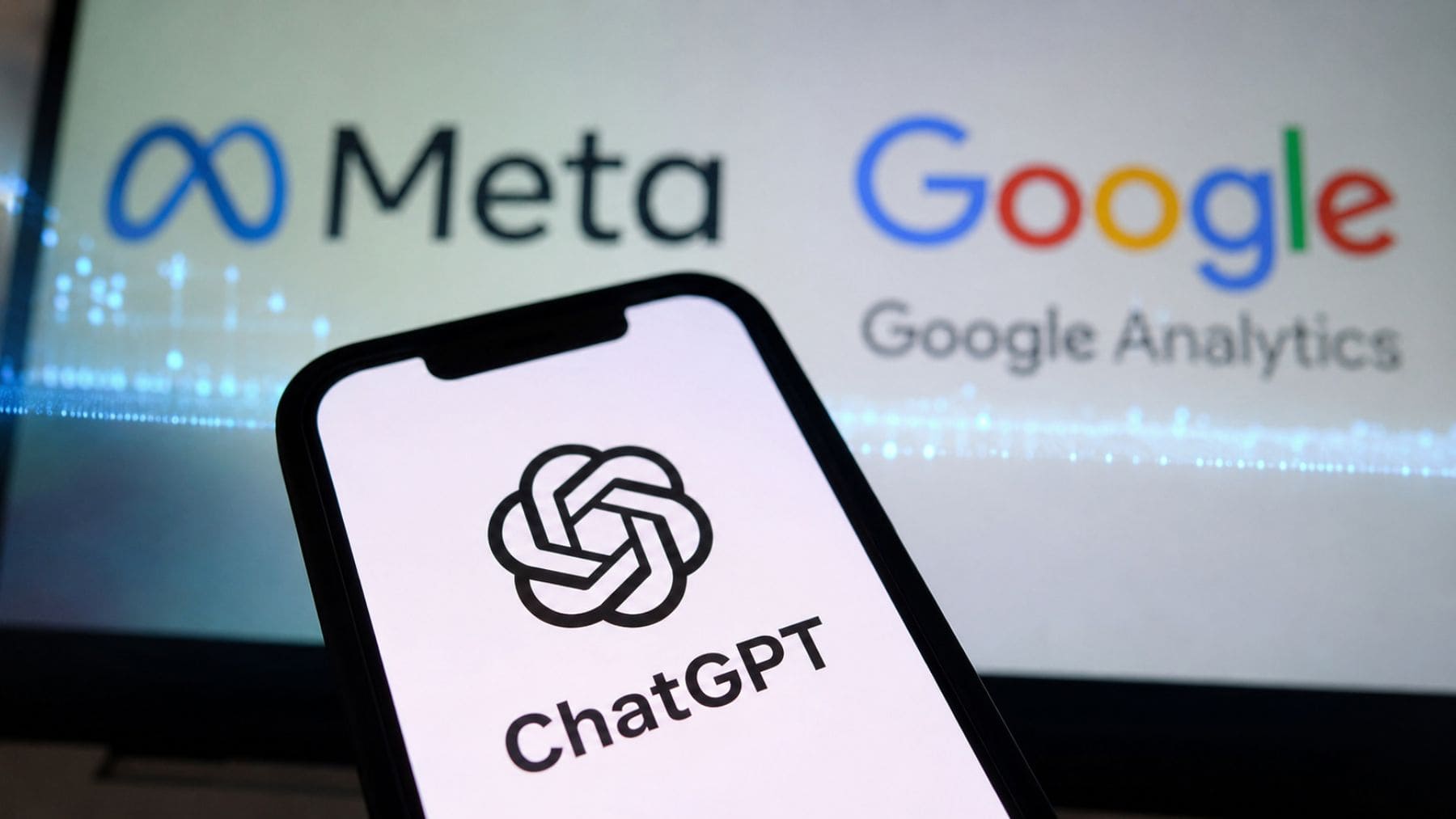 Logotipo de ChatGPT en un móvil con los logos de Meta y Google Analytics al fondo por una demanda sobre privacidad de datos