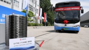 Después de 30 años China rompe el veto tecnológico produciendo en masa fibra de carbono T1200, 10 veces más dura que el acero, tan fina como un cable de 2 mm y capaz de remolcar un autobús