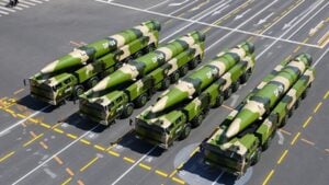 China fabrica misiles a una velocidad sin precedentes y el objetivo final apunta a otra isla a 3.000 km, una pista de que el alcance y la logística se están acelerando