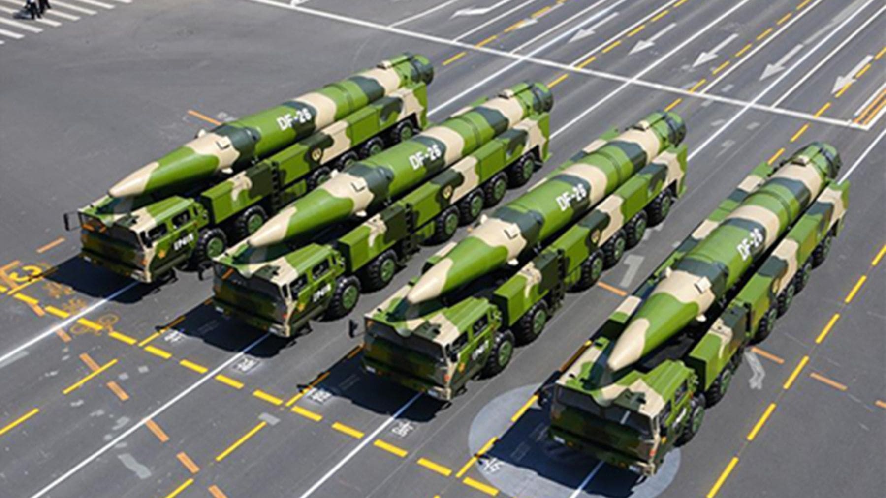 Misiles balísticos DF-26 del Ejército chino durante un desfile militar, armamento con alcance suficiente para alcanzar Guam.