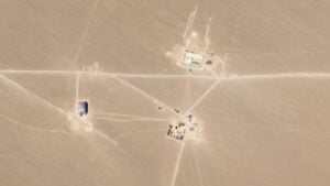 Satélites revelan que China lleva 6 años construyendo en secreto una red de 80 plataformas nucleares, búnkeres, réplicas de aviones occidentales y nodos de mando ocultos en pleno desierto de Xinjiang