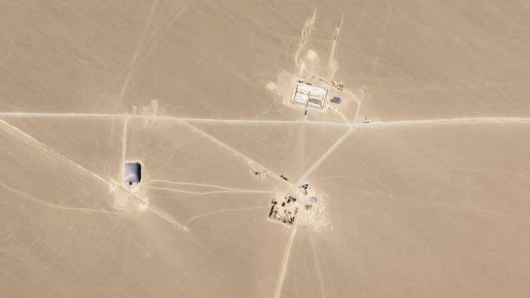 Imagen satelital de una instalación militar vinculada a la red de plataformas nucleares que China construye en Xinjiang.
