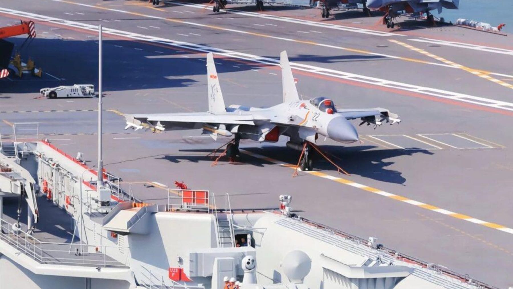 La foto no muestra el Type 004, sino un portaaviones chino operativo con cazas embarcados (probablemente el Fujian o una imagen promocional relacionada con la aviación naval china).