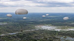 Colombia abastece tropas desde el aire: más de 1,5 toneladas de suministros caen en paracaídas sobre Casanare, y la logística de guerra se juega en segundos y coordenadas exactas