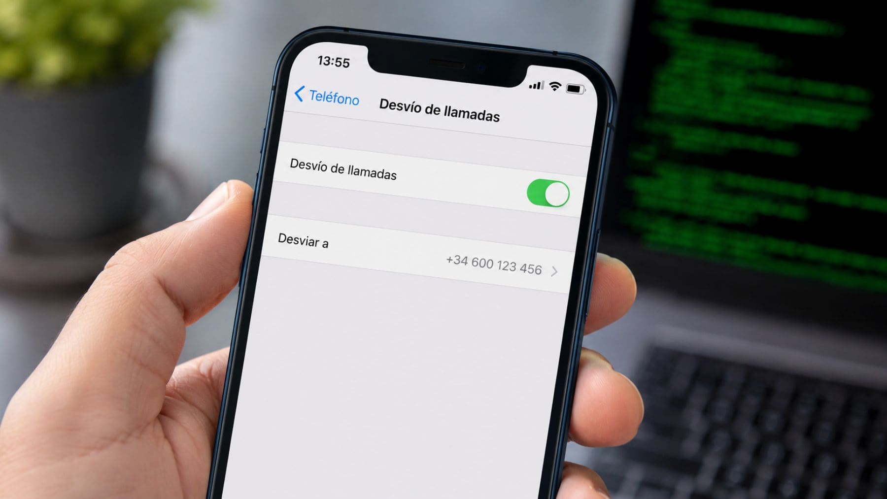iPhone mostrando la opción de desvío de llamadas activada para comprobar si el móvil ha sido hackeado