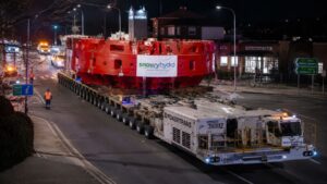 Australia necesitaba mover una pieza de 137 toneladas y 7 metros de ancho para construir la mayor batería de agua del mundo y acabó construyendo un convoy de 73 metros y 152 ruedas para transportarla